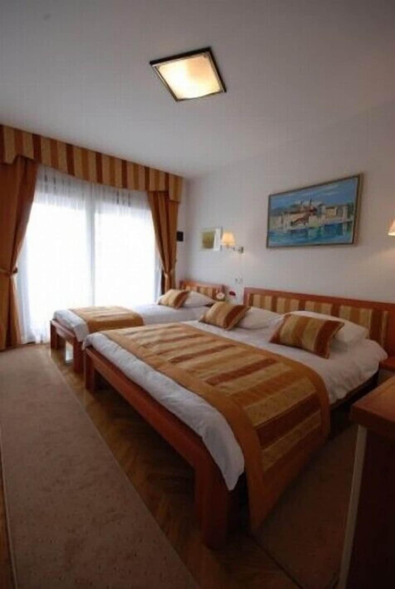 Trogirski Dvori 3*